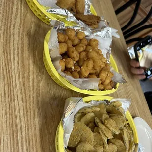 food, chicken wings and fried chicken