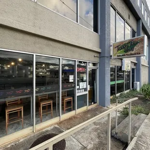 the outside of a restaurant
