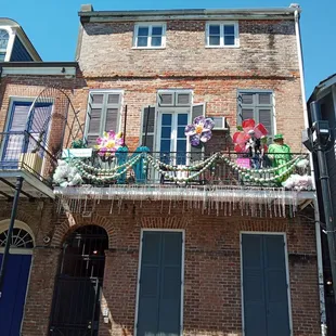Balcony adorned with Mardi Gras beads (New Orleans Fat Tuesday Food Tour of the French Quarter | September 2022 | Guide: Roger)