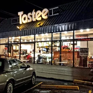 the outside of a restaurant at night