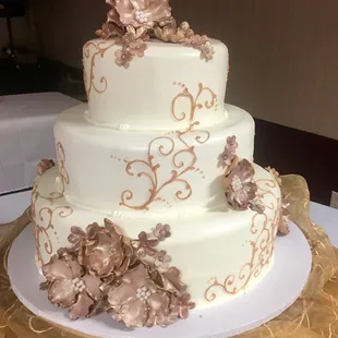 Rose gold is such an elegant color for a wedding