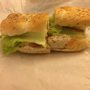 a chicken sandwich with lettuce and tomatoes