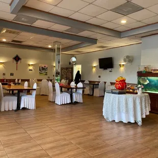 a fish tank in the middle of the room