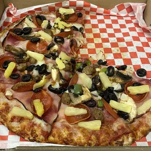 Small Combo Pizza w/pineapple.