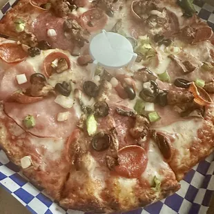 This is the small combination I received. Far from what they advertised. In my opinion it lacks the toppings they advertised. Very skimpy.