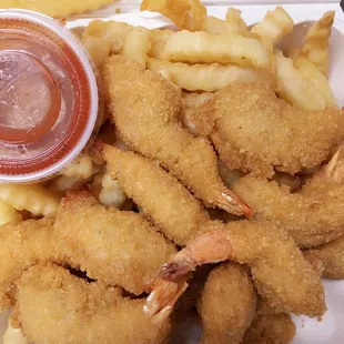 20 shrimps basket with french fries with homemade cocktail sauce
