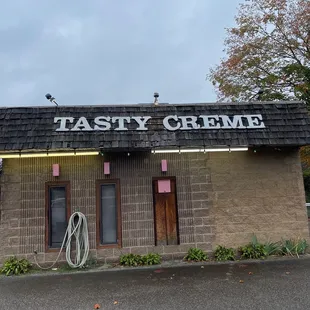 the outside of a restaurant