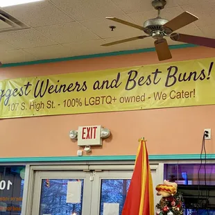 a sign that says best wieners and best buns