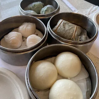 Steamed eggcustard bun