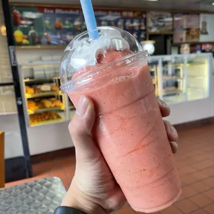 Strawberry Banana Smoothie (TikTok: @justandyvu)