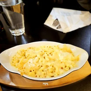 a plate of macaroni and cheese