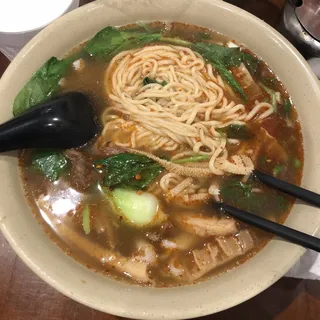 16. Mixed Beef Noodle Soup