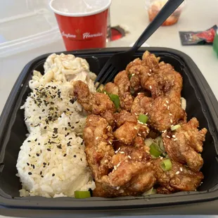 Garlic Chicken with rice and macaroni salad