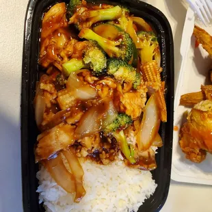 a meal of chicken, broccoli, and rice