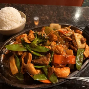 Sizzling Tripple Delight, Beef, Shrimp, Chicken, Vegetables in Brown Sauce.  Served on Sizzling Plate.  DEEELICIOUS!!!
