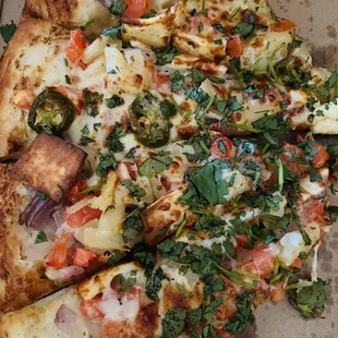Paneer pizza with white sauce
