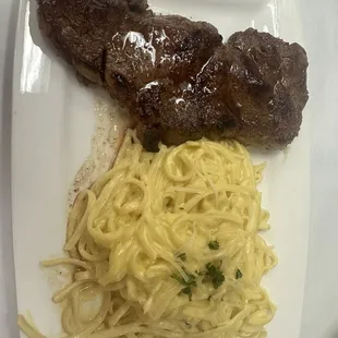 Tallarin a la huancaina &amp; bisteck