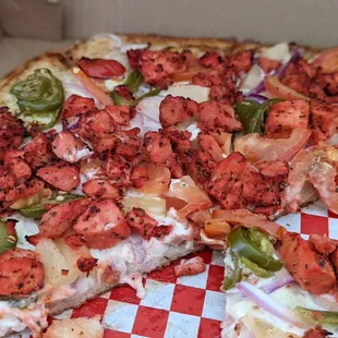 Garlic tandoori chicken pizza