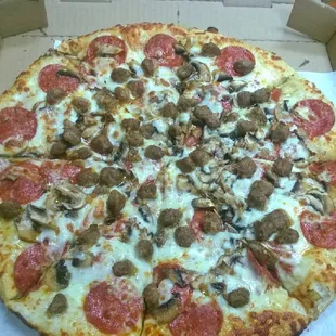 14&quot; Pepperoni, Mushrooms, and Sausage