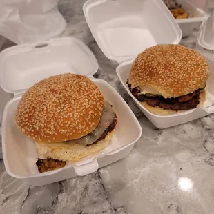 Expensive burgers with lack of love (no ingredients or poor taste