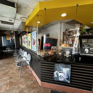 the interior of a fast food restaurant