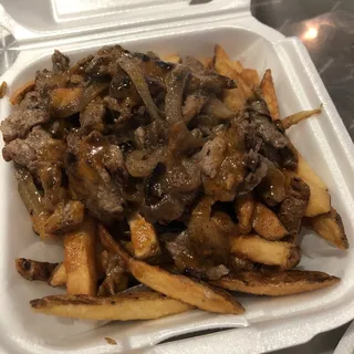 Garlic Fries with Beef and Salad