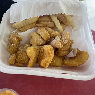 food, chicken wings and fried chicken