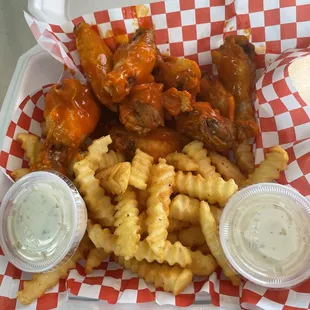 8 wings shaken in buffalo sauce with French fries.