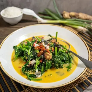 a plate of broccoli and mushrooms