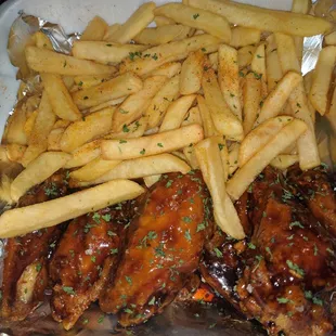 BBQ wings with fries
