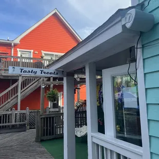 the outside of a restaurant