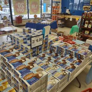 a table full of cookies