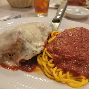 a plate of spaghetti and meatballs