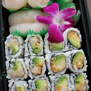 Scallop sashimi, scallop sushi, spicy scallop roll