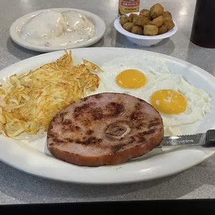 Hashbrowns, Sunnyside Up eggs and Jam.