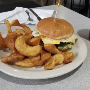 Cheeseburger w/egg on top