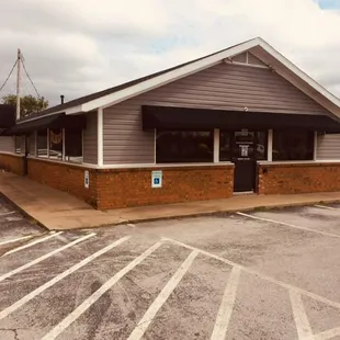 the outside of a restaurant