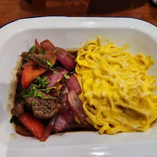 Lomo con tallarin a la huancaina.