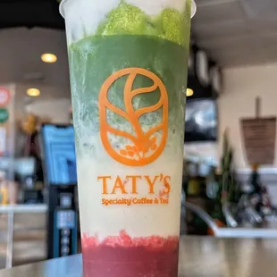 Strawberry Matcha Latte (Instagram: foodwithbros)