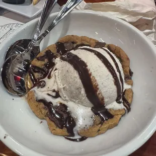 Chocolate chip cookie skillet