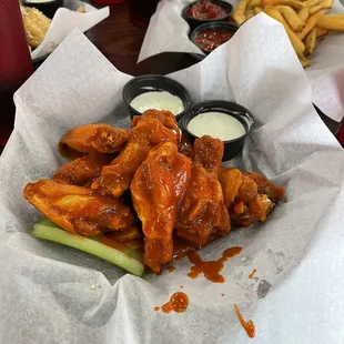 bbq chicken, fried chicken wings, chicken wings, fried chicken, chicken wings and fried chicken, poultry, food, bbq wings, chicken