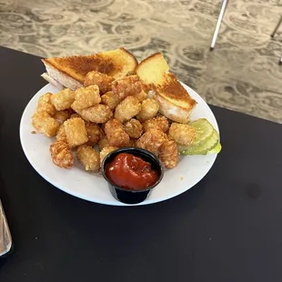 Sandwich &amp; Tots