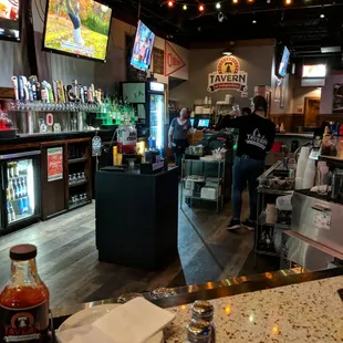 Cute little bar we found while waiting for after work traffic to clear out a little. This little tavern has REALLY GOOD FOOD!