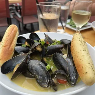 Drunken mussels missing the drunk