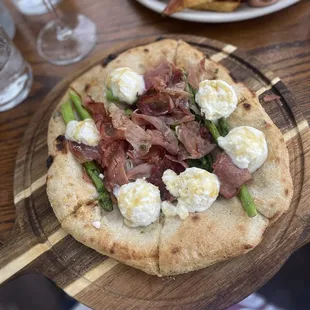 Asparagus and prosciutto pizza