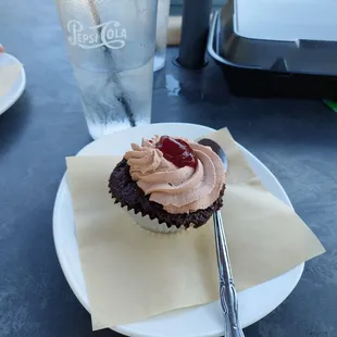 Cupcakes so big they come with spoons!