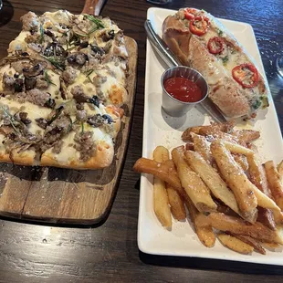 Salsiccia E Funghi Pizza