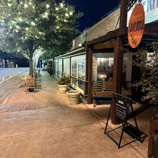 the outside of a restaurant at night