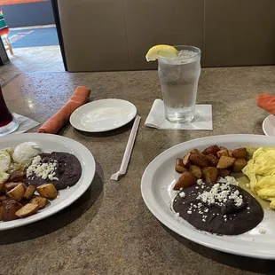 Good breakfast chilaquiles! Place is clean and staff is really nice.