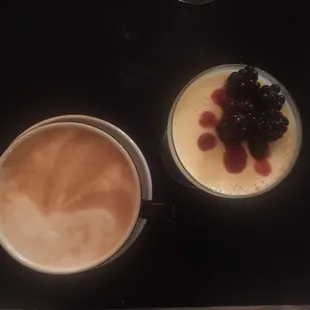Dolce y caffe: Panna cotta con Bacche Macarate y caffe latte